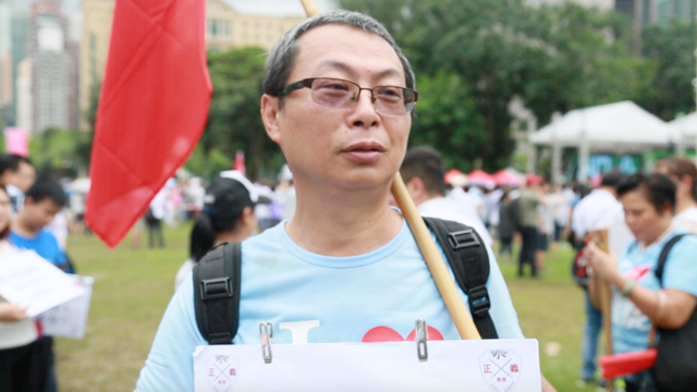 李先生对BBC中文表示，他认为警察要求示威者离开时，他们就应离开。