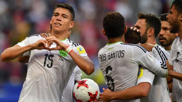 Jugadores mexicanos celebran un gol