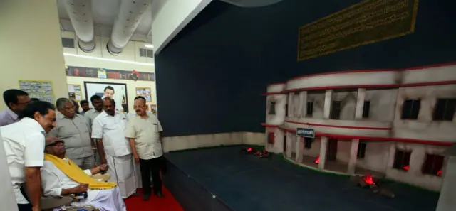 பவள விழா கண்காட்சியை பார்வையிட்டார் கருணாநிதி புகைப்படத் தொகுப்பு