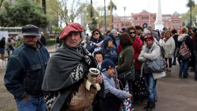 Largas filas en la Plaza de Mayo en Buenos Aires