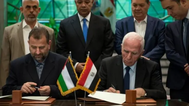 Heshiiska waxaa saxiixay Azam al-Axmed oo ka socda Fatax iyo Saalax al-Aruri oo ka socda Xamaas.