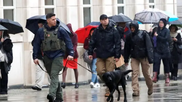 Seguridad frente al edificio donde se realiza el juicio a "El Chapo".