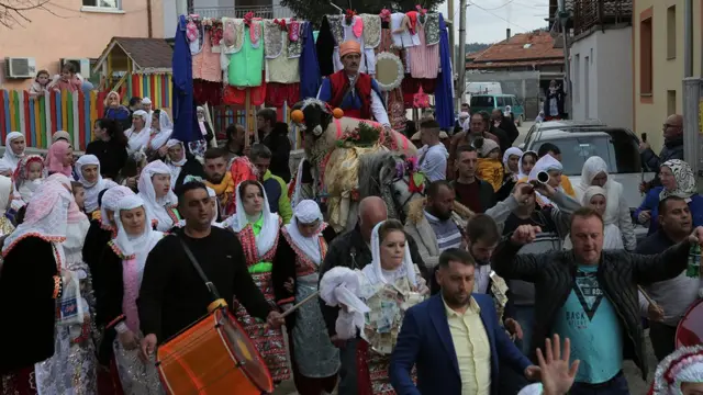 Najmasovnija procesija dešava se drugog dana nakon obeda kada se povorka kreće od mladoženjine kuće do centralnog trga. U okviru povorke nalazi se i okićeni ovan koji će uskoro biti žrtvovan.