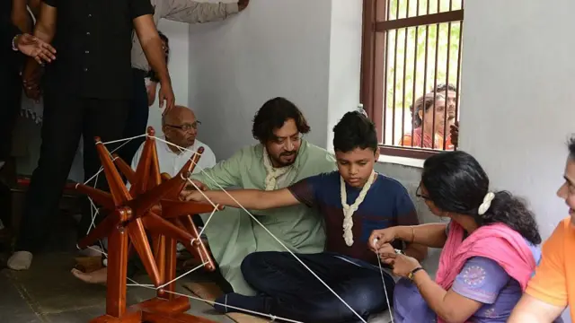 ઇરફાન ખાન અને પુત્ર ગાંધી આશ્રમમાં