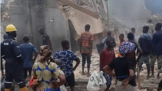 Ndị mmadụ na-ekiri ka a na-akutu ahịa Arịarịa