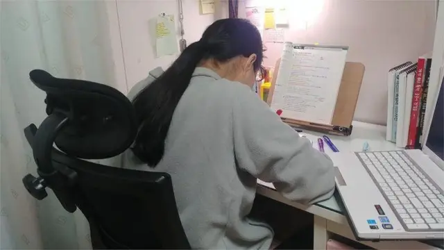 2021학년도 수능을 사흘 앞둔 11월 30일 오연주 양이 집에서 막바지 공부를 하고 있다. 코로나19 재확산 속에서 현재 전국 고3 학생들에게는 수능 일주일 전부터 등교 중지 조치가 내려졌다