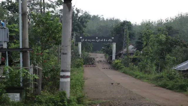 မြစ်ဆုံဆည်စီမံကိန်းဧရိယာ ဂိတ်ကစလို့ စစ်ဆေးရေးတင်းကြပ်ထားပြီး လုံခြုံရေးလည်းပိုချထားပါတယ်