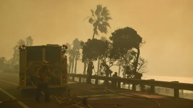 Humareda en Ventura, en la costa del Pacífico