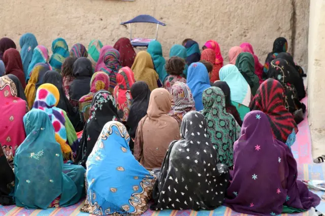 دختران دانش‌آموز در مدرسه‌ای در قندهار که ساختمان ندارد 