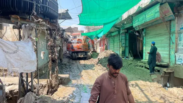 سیلاب کے بعد مینگورہ بازار میں ہر طرف کیچڑ اور مٹی جمع ہے۔