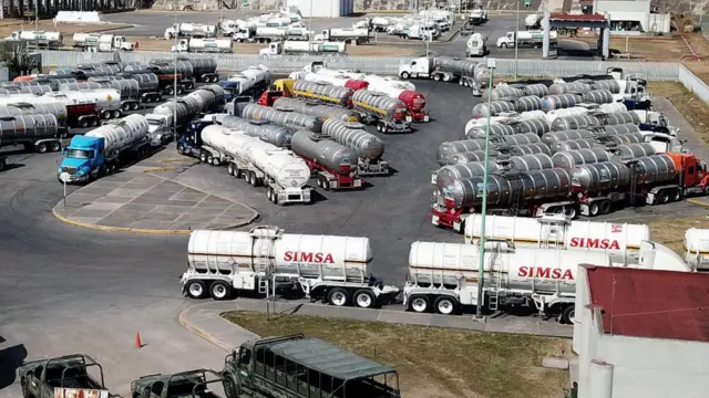 Camiones cisternas estacionados.
