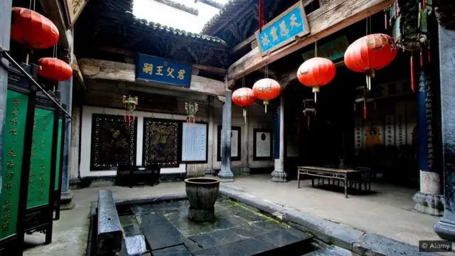 أفنية المنازل التقليدية التي تتوسطها آبار قد تساعد في تنظيم درجات الحرارة من دون استخدام أجهزة التبريد والتدفئة