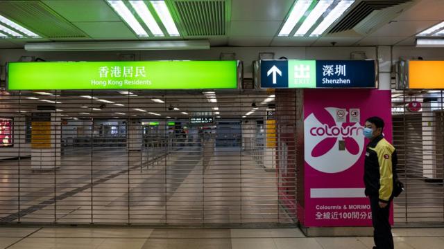 香港政府已经关闭大部份连接中国大陆的关口，但许多意见认为只关闭部份关口无助预防疫情扩散。