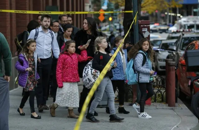 Tahliye edilen çocuklar