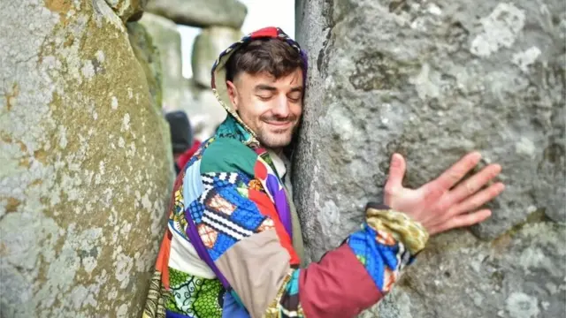 люди у Стоунхенджа