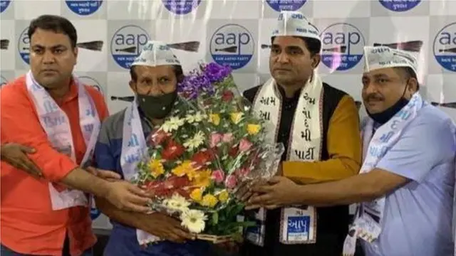 સાગર રબારી આમ આદમી પાર્ટીમાં જોડાયા એ બાદ દિલ્હીના મુખ્ય મંત્રી અરવિંદ કેજરીવાલ ટ્વીટ કરીને તેમને અભિનંદન પાઠવ્યા હતા.