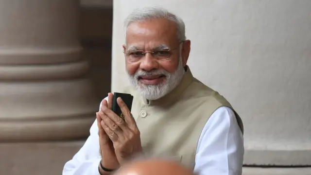 નરેન્દ્ર મોદીની પક્ષ પર પકડ એટલી મજબૂત છે કે, પક્ષ પાસે તેમનો કોઈ વિકલ્પ નથી