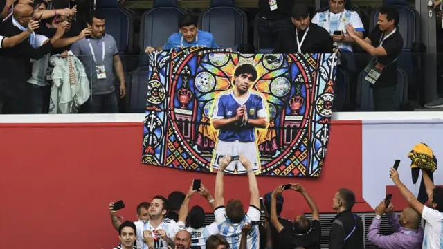 ম্যারাডোনা গ্যালারিতে ঝুলিয়ে দেন নিজের পোট্রেট