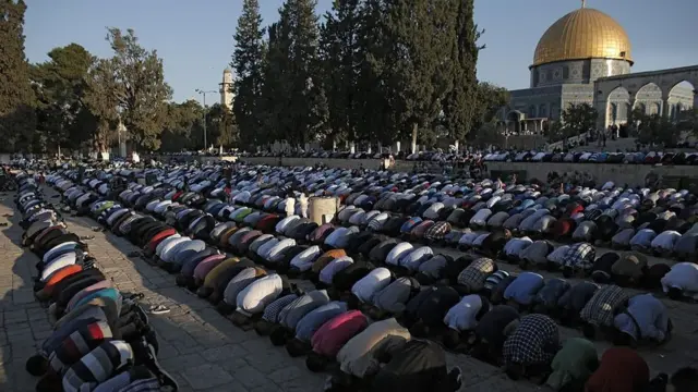 Kudüs'teki Mescid-i Aksa'da namaz kılanlar