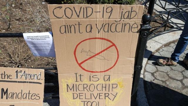 美國紐約一場反疫苗集會上的標語牌（20/3/2021）