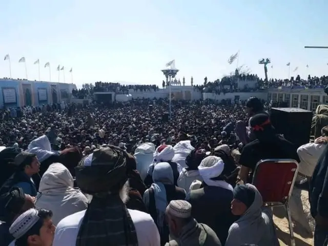 سراج الدین حقانی، وزیر داخله حکومت سرپرست طالبان در این گردهمایی در شهر قندهار از طرفدارانش خواست که قربانیان حملات انتحاری را فراموش نکنند