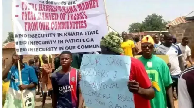 Awọn eeyan pupọ gbe akọle oniruuru lọwọ lati se iwọde tako iklu awọn agbebọn ati ijinigbe to n waye ni ipinlẹ Kwara.