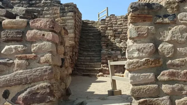 या भागातलं सगळं बांधकाम दगडी आहे