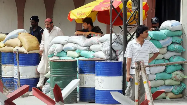 لاہور میں احمدیوں کی عبادت گاہ کے سامنے سکیورٹی