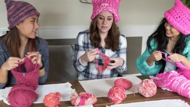 Mujeres con gorros rosas.