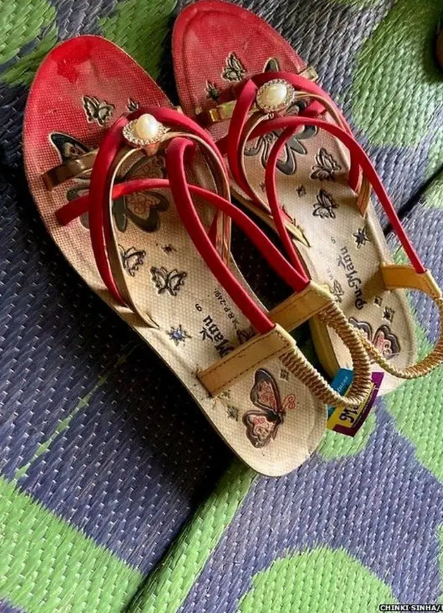 યુવતીની સેન્ડલ જે તે ક્યારેય પહેરી જ ન શકી
