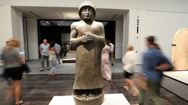 تمثال لـ"كوديا"، أحد ملوك سلالة لكش التي حكمت جنوب بلاد وادي الرافدين، في متحف اللوفر بأبو ظبي