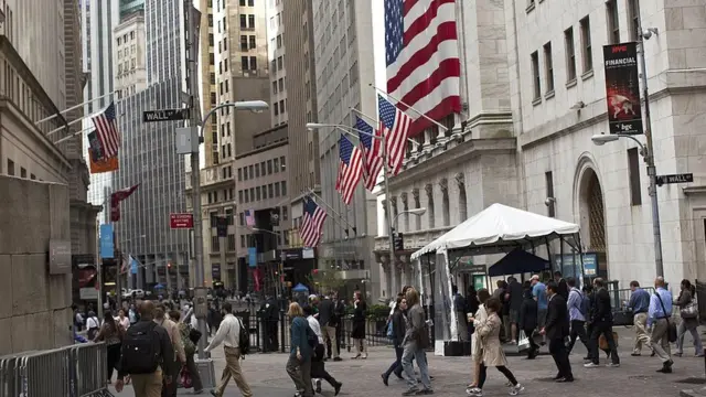 Pessoas na ruadono da casa de apostas blazeWall Street