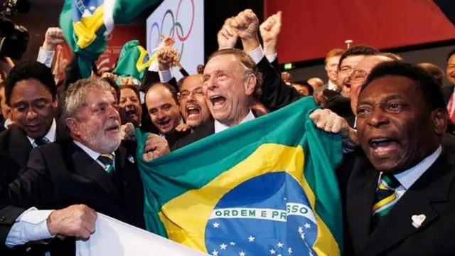 Nuzman, Lula e outros políticos e representantes do esporte comemorando que o Rio havia ganhado a candidatura para 2016