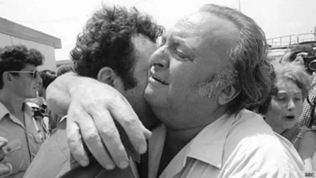 એન્તેબેથી સહીસલામત ઈઝરાયલ પરત આવેલા બંધકોને જોઈને તેમના સગાંઓની આંખમાં આંસુ છલકાયાં હતાં