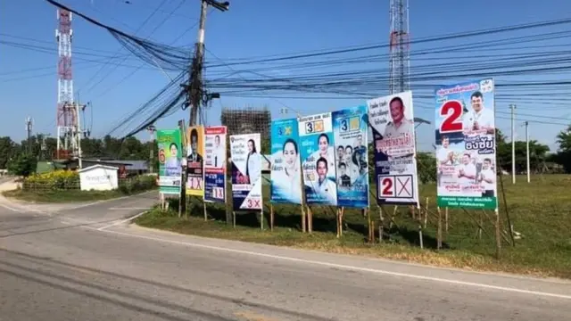 ป้ายหาเสียงของผู้สมัครรับเลือกตั้งที่ อบต.แม่ปะ อ.แม่สอด จ.ตาก ซึ่งเป็นพื้นที่เขตเศรษฐกิจพิเศษชายแดนตาก