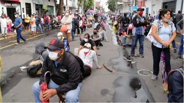 ప్రభుత్వ సాయం కోసం క్యూలో ఎదురుచూపులు