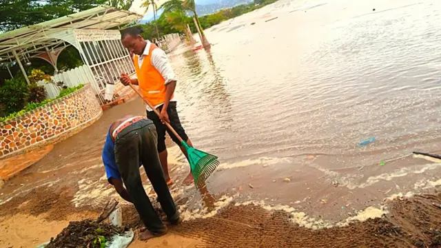 Abakozi ba Safi Beach bariko barakura umwanda