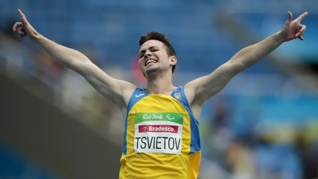 La alegría de Ihor Tsvietov al ganar su serie de los 100 metros T35.
