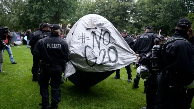 G20 eylemcilerinin çadırları önce kaldırıldı, ardından 600 çadıra izin verildi