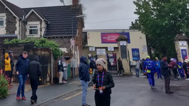 স্টেডিয়ামের বাইরে দর্শকদের জটলা