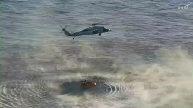 নৌযান থেকে হেলিকপ্টারে করে নভোচারীদের নেওয়ার মুহূর্ত