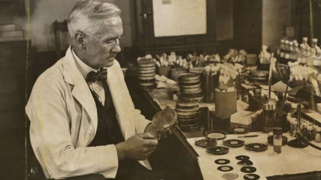 Alexander Fleming en su laboratorio.