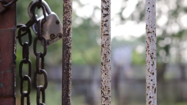 बीबीसी की टीम जब इस कॉलेज में पहुंची तो वहां मुख्य गेट पर ताला लटका हुआ था