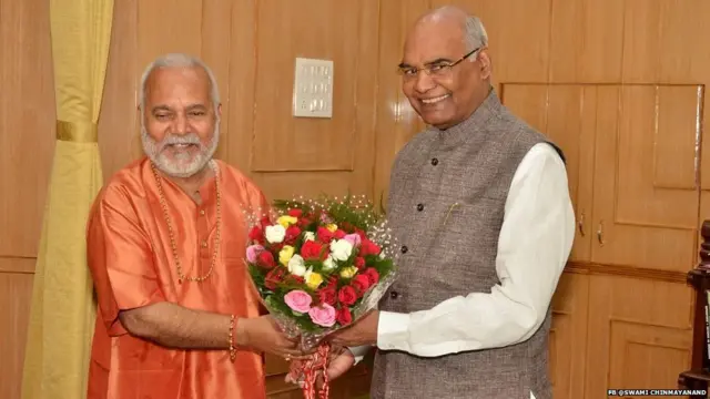 ਰਾਸ਼ਟਰਪਤੀ ਰਾਮਨਾਥ ਕੋਵਿੰਦ ਦੇ ਨਾਲ ਸਵਾਮੀ ਚਿਨਮਿਆਨੰਦ