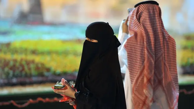 Nwoke na nwaanyị ịnọkọ ọnụ