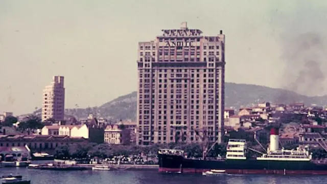 Foto antiga, colorida, da fachada do prédio