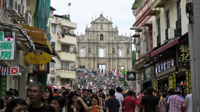 从澳门大三巴街遥望大三巴牌坊（BBC中文网资料图片）