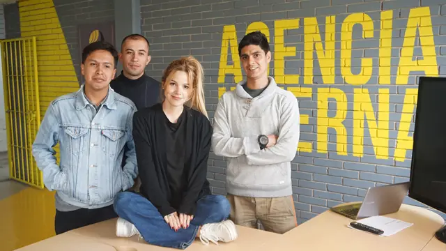 Johana Bahamón con un grupo de la Fundación Acción Interna