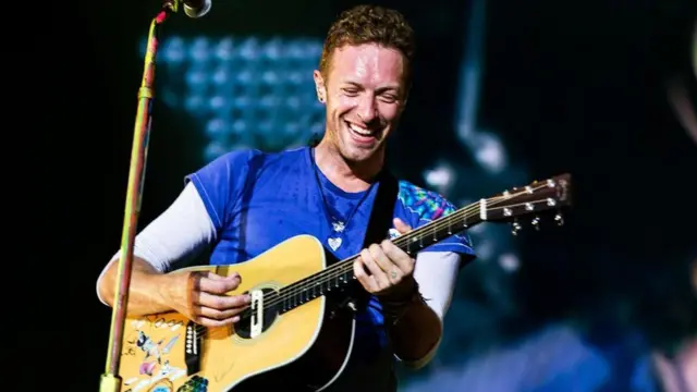 فنان يعزف على الجيتار