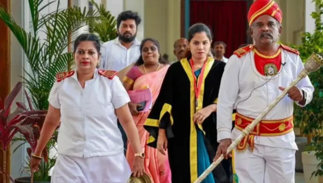 அடர் சிவப்பு நிற லிப்ஸ்டிக், பெண்ணுடல்